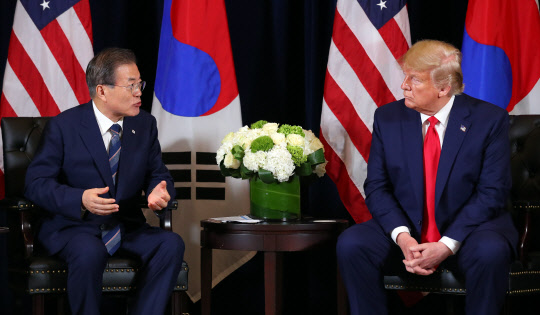 정상회담하는 문 대통령과 트럼프 대통령      (뉴욕=연합뉴스) 배재만 기자 = 유엔총회 참석을 위해 미국 뉴욕을 방문 중인 문재인 대통령이 23일 오후 (현지시간) 미국 뉴욕 인터콘티넨털 바클레이 호텔에서 도널드 트럼프 미국 대통령을 만나 정상회담을 하고 있다. 문 대통령과 트럼프 대통령의 회담은 이번이 9번째이다. 2019.9.24      scoop@yna.co.kr  (끝)